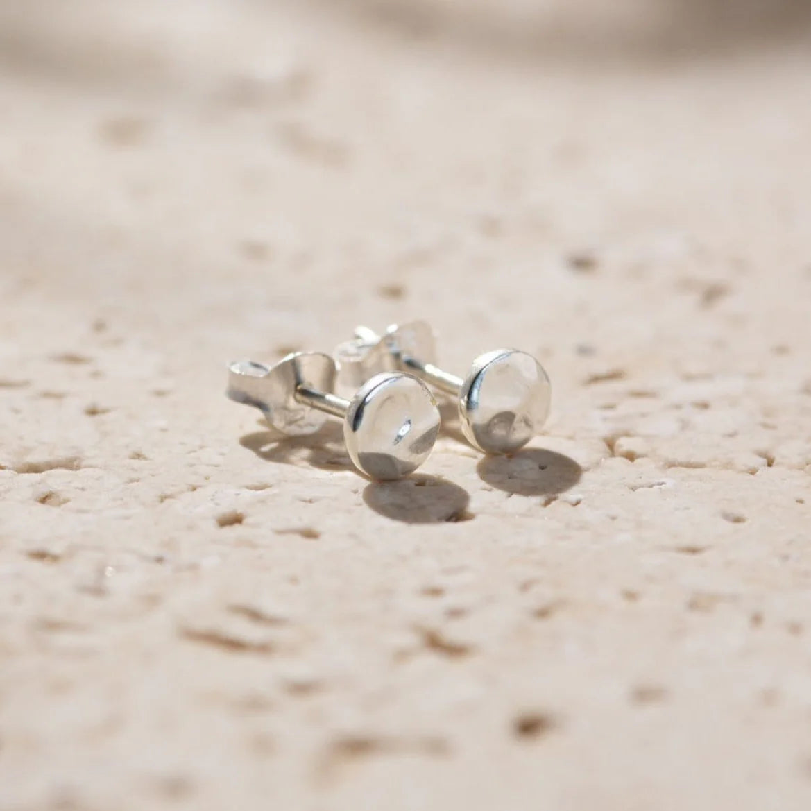 Aquila - Agonda - Round Hammered Sterling Silver Studs