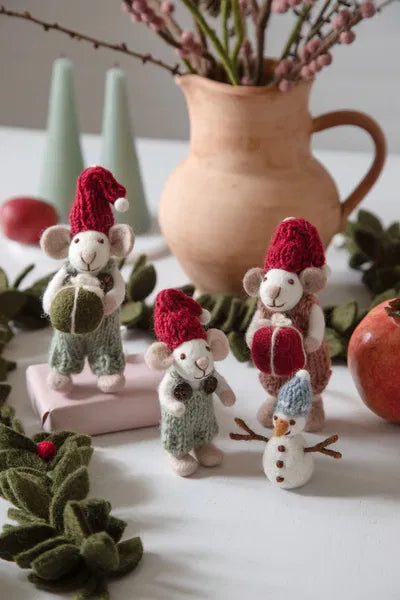 En Gry & Sif Mini White Mouse with Green Pants