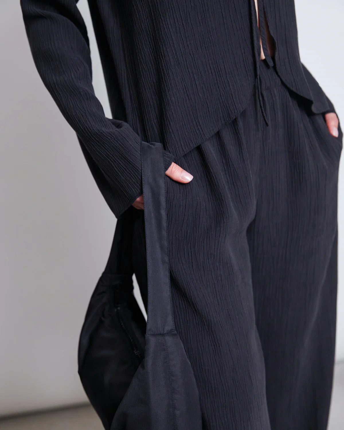 Hava Crinkle Trousers - Black